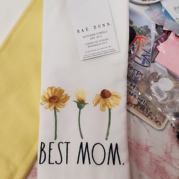 RAE DUNN "BEST MOM" spring kitchen towels NWT - Picture 2 of 4